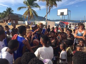Madagascar Volunteers - volunteers play basketball