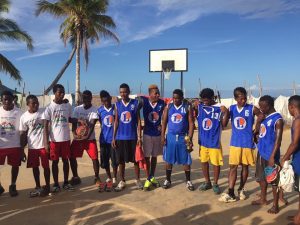 Madagascar Volunteers - volunteers play basketball